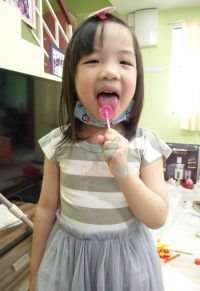 Kid eating Zollipop